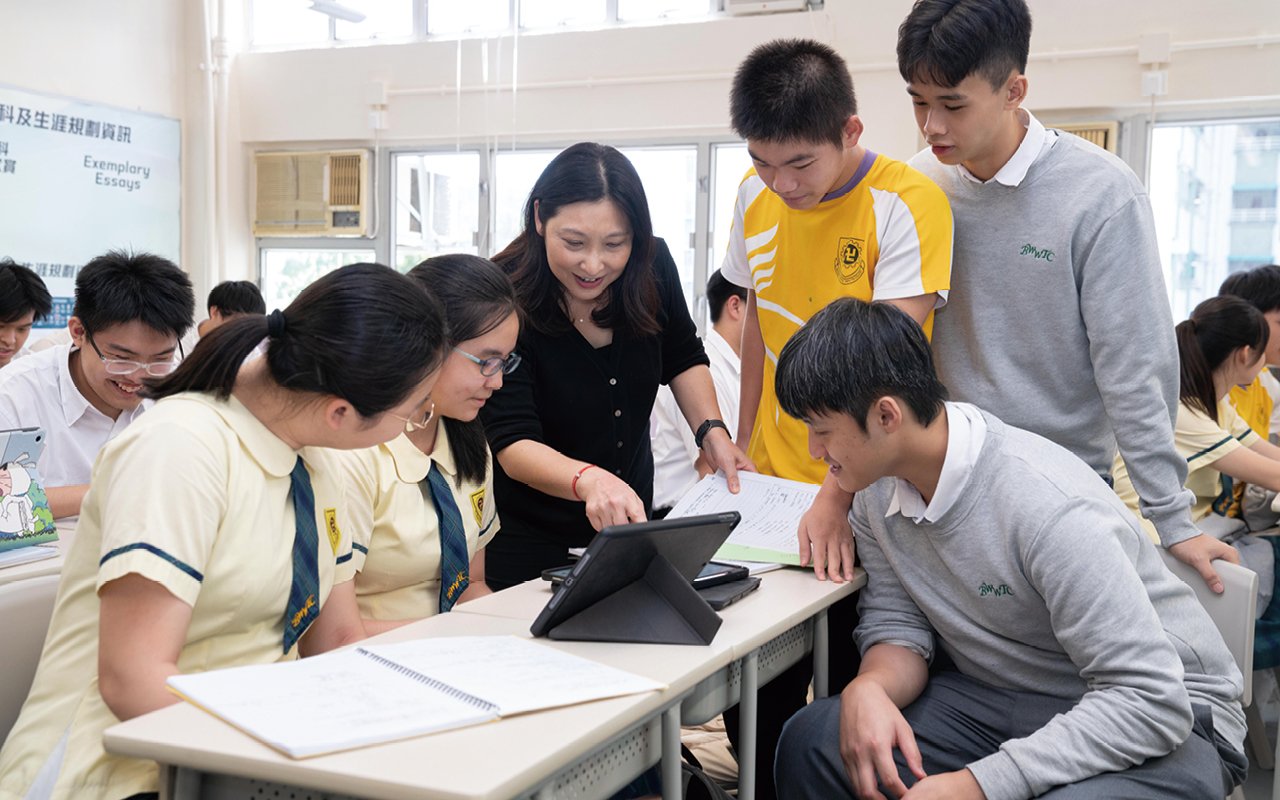 In the field of digital education, schools have taken the lead in practice