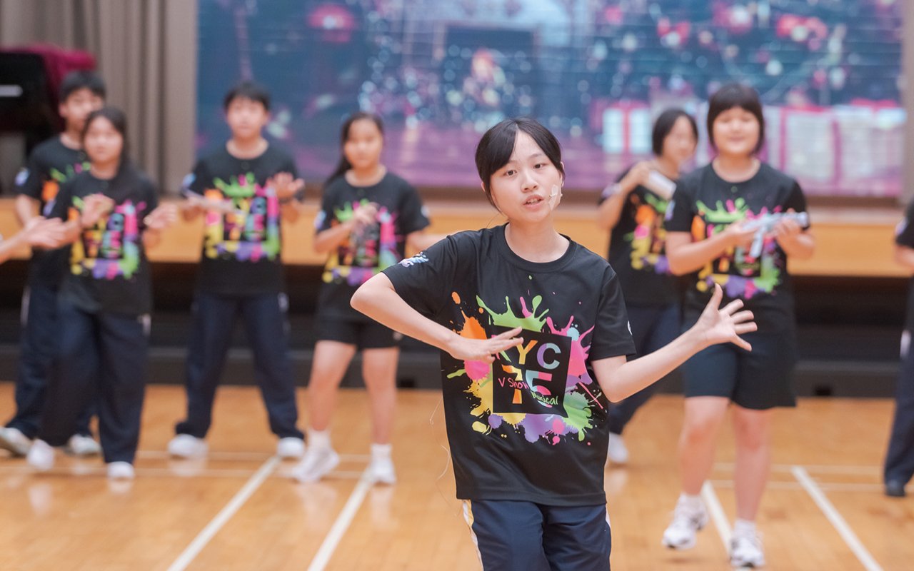 Organize English drama to encourage students