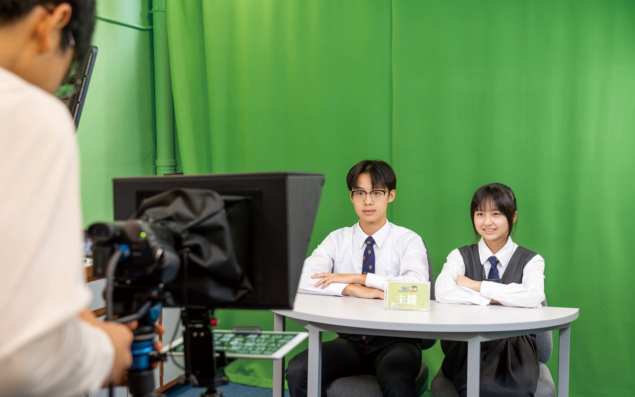 The campus TV station also actively organizes students to participate in various related competitions