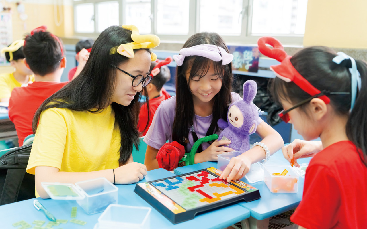 Establish corresponding educational themes
