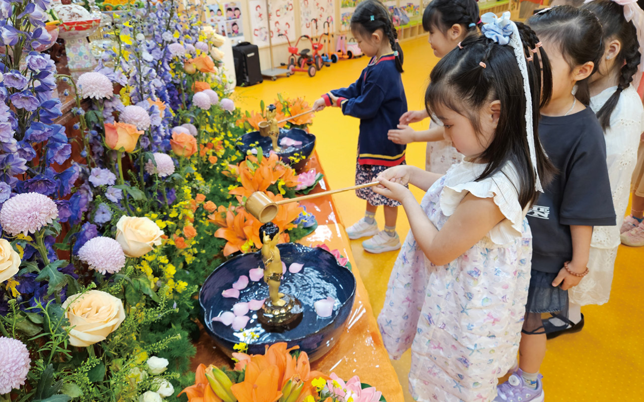 The school features art teaching