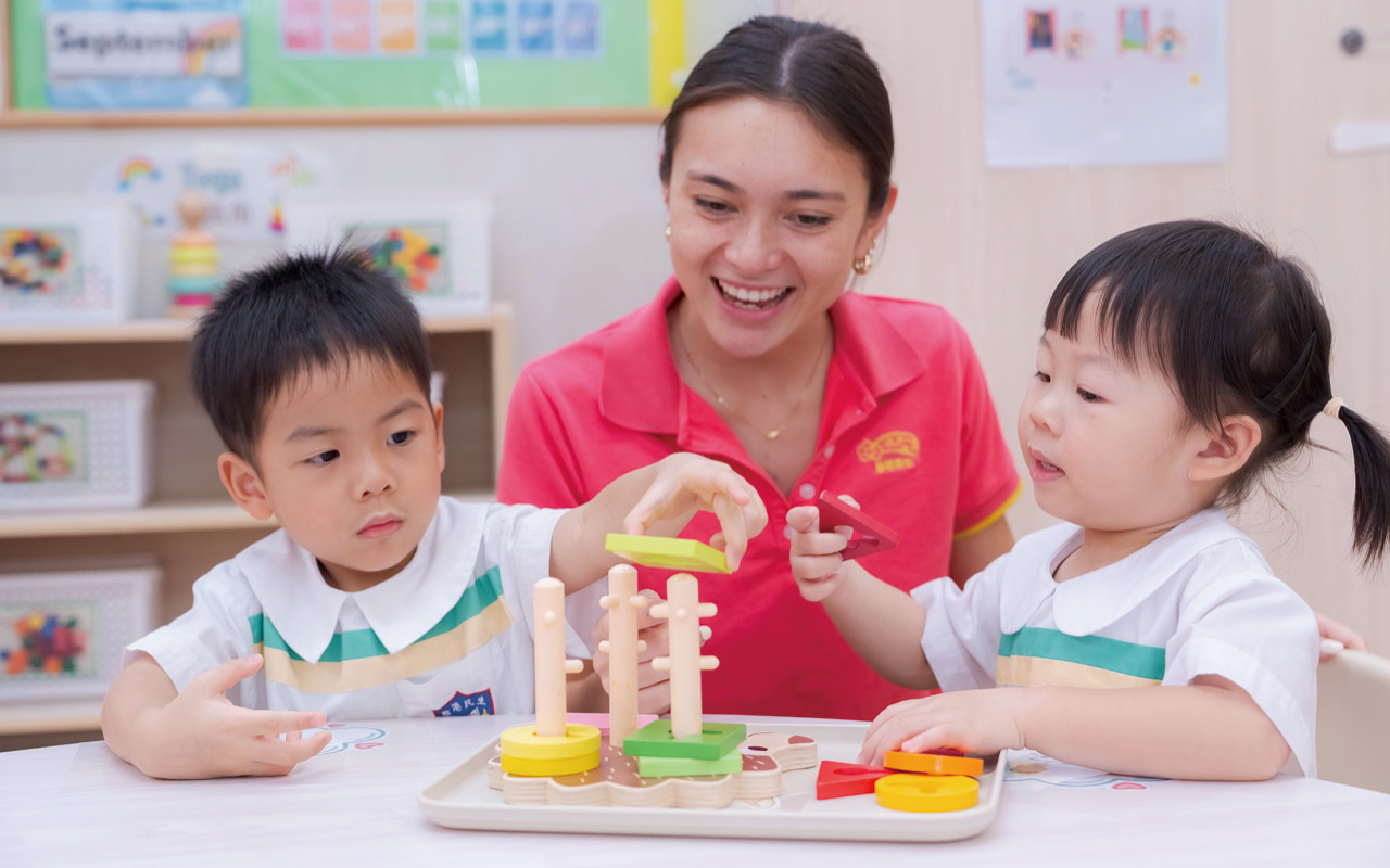 The school adopts a Chinese and foreign double class teacher system