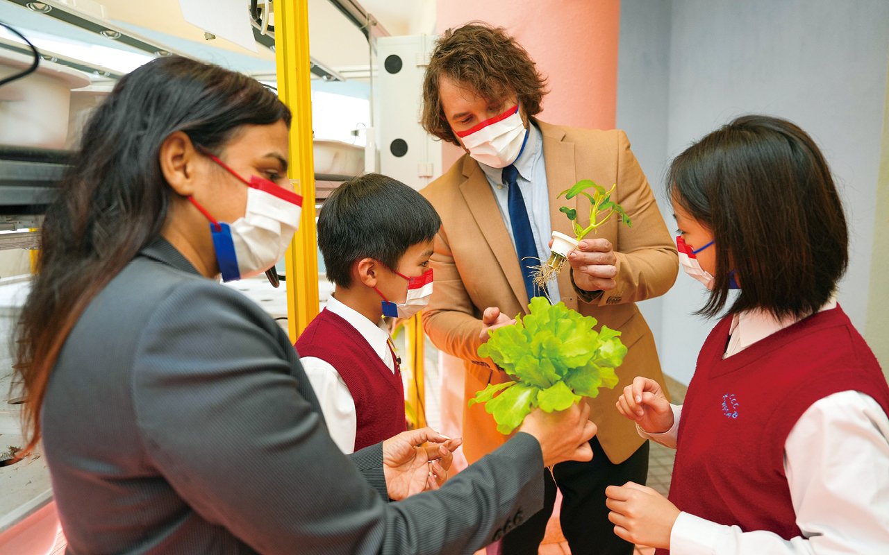 The school has hired four foreign English teachers. In addition to two foreign English classes per week, students can also receive speaking training after class.