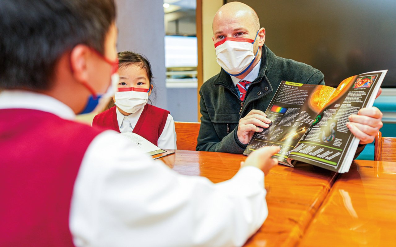 The school has hired four foreign English teachers. In addition to two foreign English classes per week, students can also receive speaking training after class.