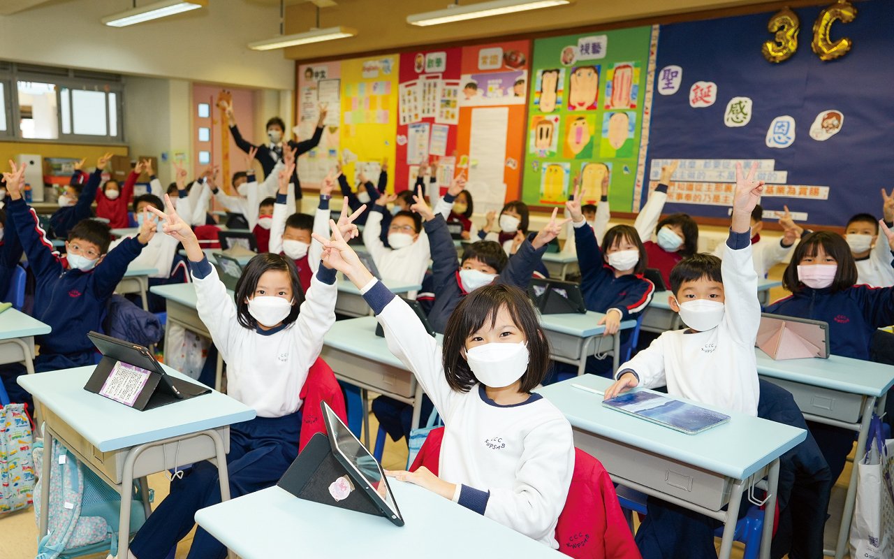 In addition to physical books, the school also purchases online reading platforms for students, and pays special attention to interdisciplinary reading, allowing students to explore different areas of knowledge starting from the English subject.