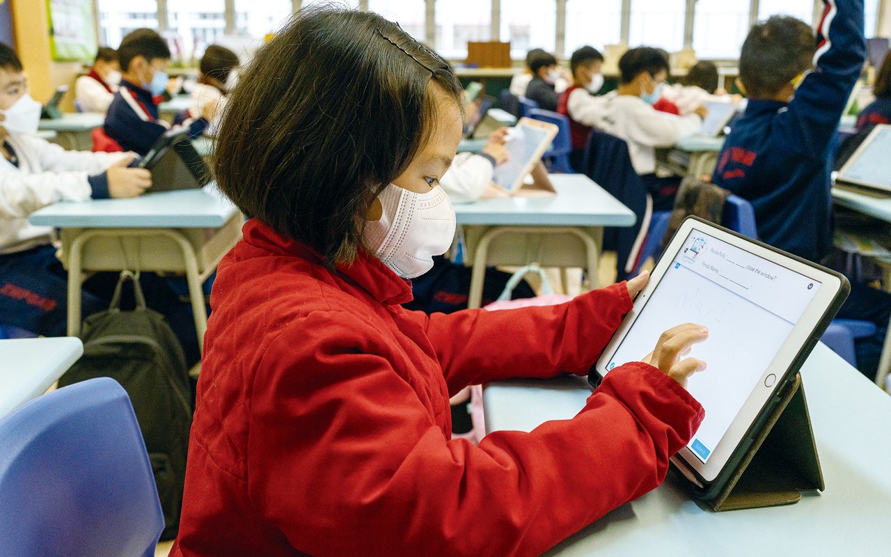 In addition to physical books, the school also purchases online reading platforms for students, and pays special attention to interdisciplinary reading, allowing students to explore different areas of knowledge starting from the English subject.