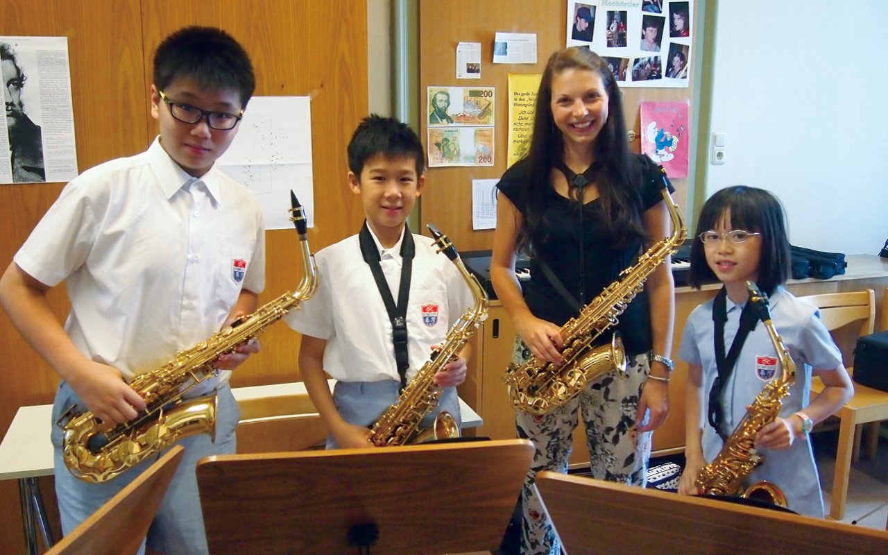 The school once arranged for students to participate in an orchestral competition in Vienna. The students were required to use English and receive "master class" training from local famous teachers. The senior students helped take care of the junior primary students. This became a good opportunity for moral education to be learned and applied, allowing students to learn to be independent and take care of others. It really made the students grow a lot.