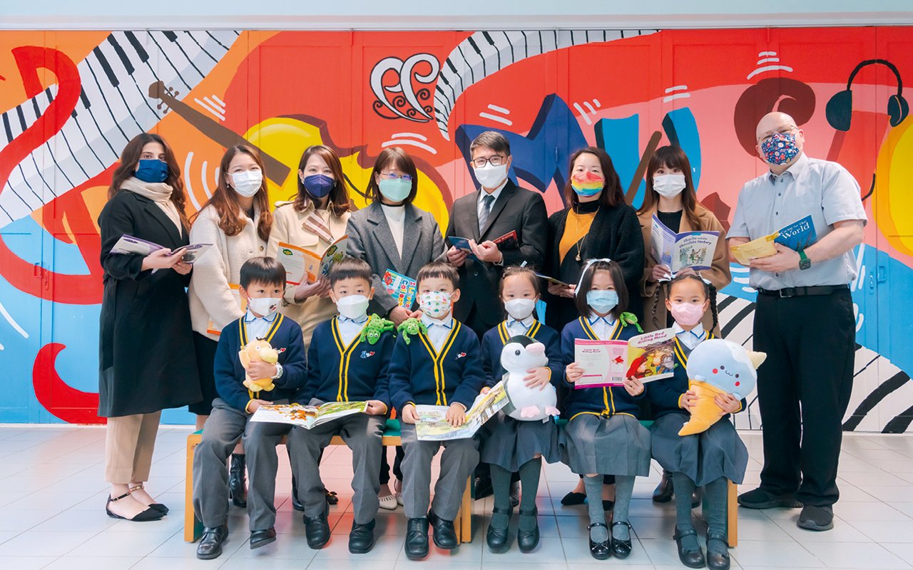 Principal Zheng Tinghui leads the school's English teaching team to integrate school-based curriculum, based on expert theory, adding interesting teaching elements, and deepening e-learning through home-school cooperation to create a boundless English context.