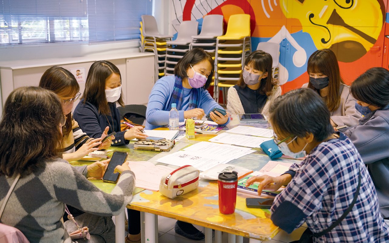 The English subject team also specially tailors school-based curriculum units to meet students' needs and creates interesting classroom discussions so that students can break their resistance to English and experience the joy of reading, thus establishing a good learning attitude.