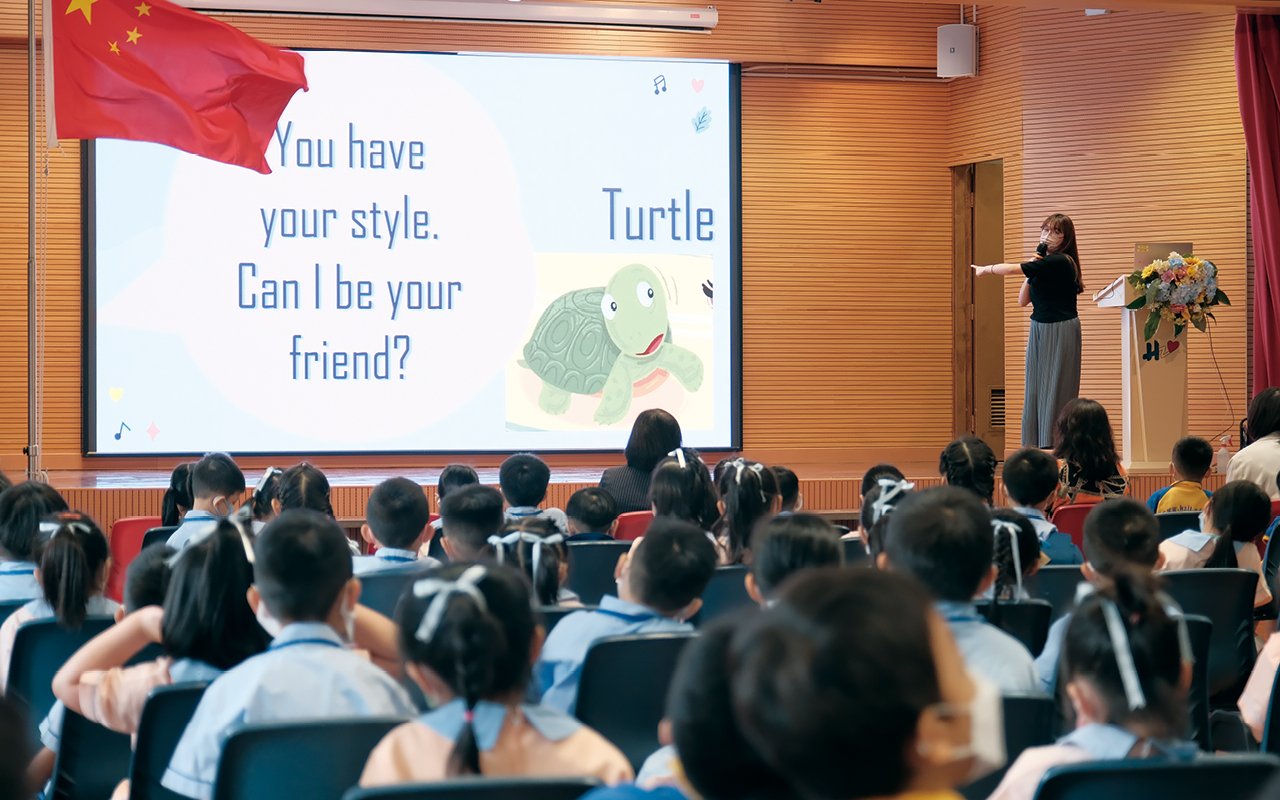 The English subject team also specially tailors school-based curriculum units to meet students' needs and creates interesting classroom discussions so that students can break their resistance to English and experience the joy of reading, thus establishing a good learning attitude.