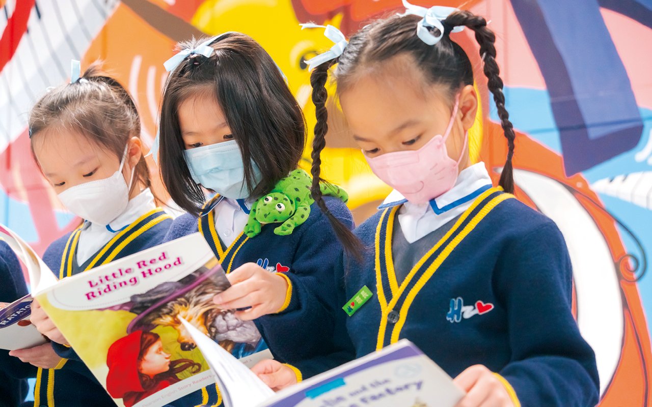 The RWI course is led by foreign English teachers. Through its interesting and interactive teaching, students can quickly master 44 English original sounds and learn the skills of splicing and splitting original sounds. Then they can apply pinyin knowledge to read and write simple sentences, improve their reading ability, and extend their development to writing.