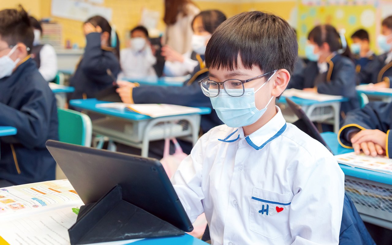In addition to school-based textbooks, the school also actively introduces different electronic platforms to meet the learning needs of all students and comprehensively improve teaching effectiveness.