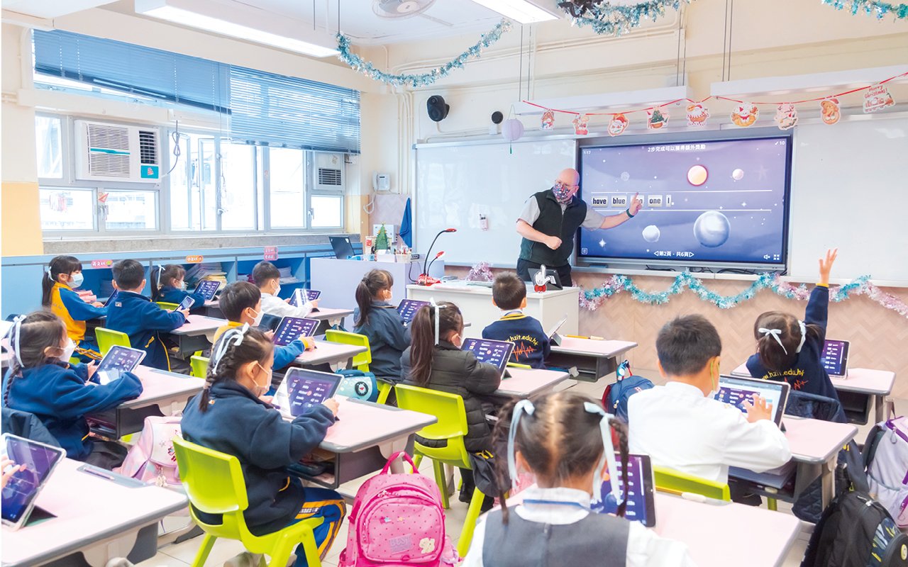 In addition to school-based textbooks, the school also actively introduces different electronic platforms to meet the learning needs of all students and comprehensively improve teaching effectiveness.