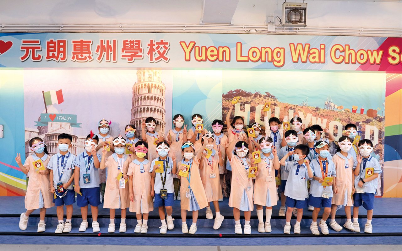 Last year, the English subject team also cooperated with the charity organization "Hong Kong Habitat for Humanity" to organize the "Colorful Campus Art Project", inviting 40 foreign and local volunteers to the school to work with the students in painting a 17-meter-long large-scale painting with "Value our variety" and "Strength with Actions" in the school's open square to express the school's teaching philosophy of cultivating students' diverse development and value education.