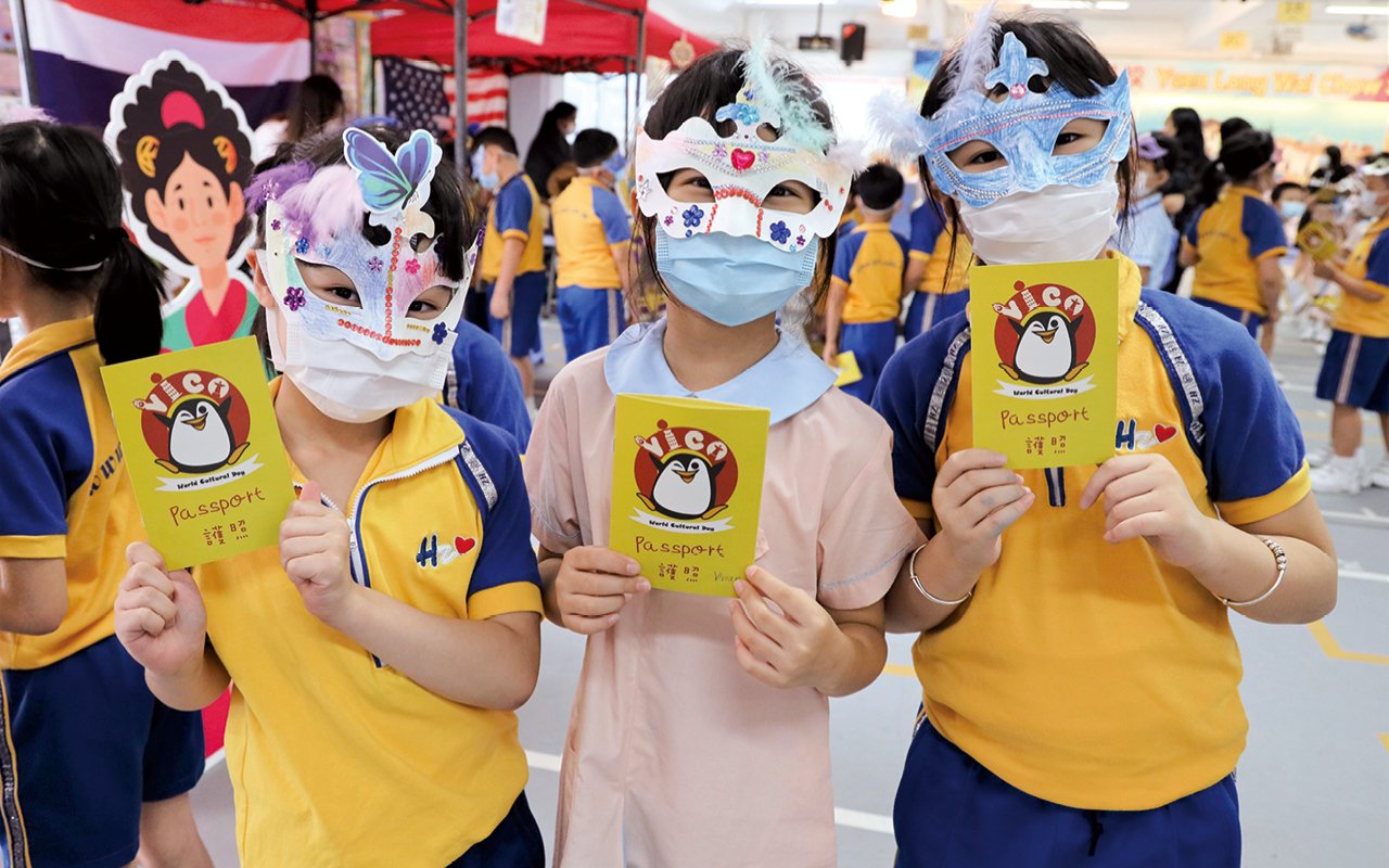 Last year, the English subject team also cooperated with the charity organization "Hong Kong Habitat for Humanity" to organize the "Colorful Campus Art Project", inviting 40 foreign and local volunteers to the school to work with the students in painting a 17-meter-long large-scale painting with "Value our variety" and "Strength with Actions" in the school's open square to express the school's teaching philosophy of cultivating students' diverse development and value education.