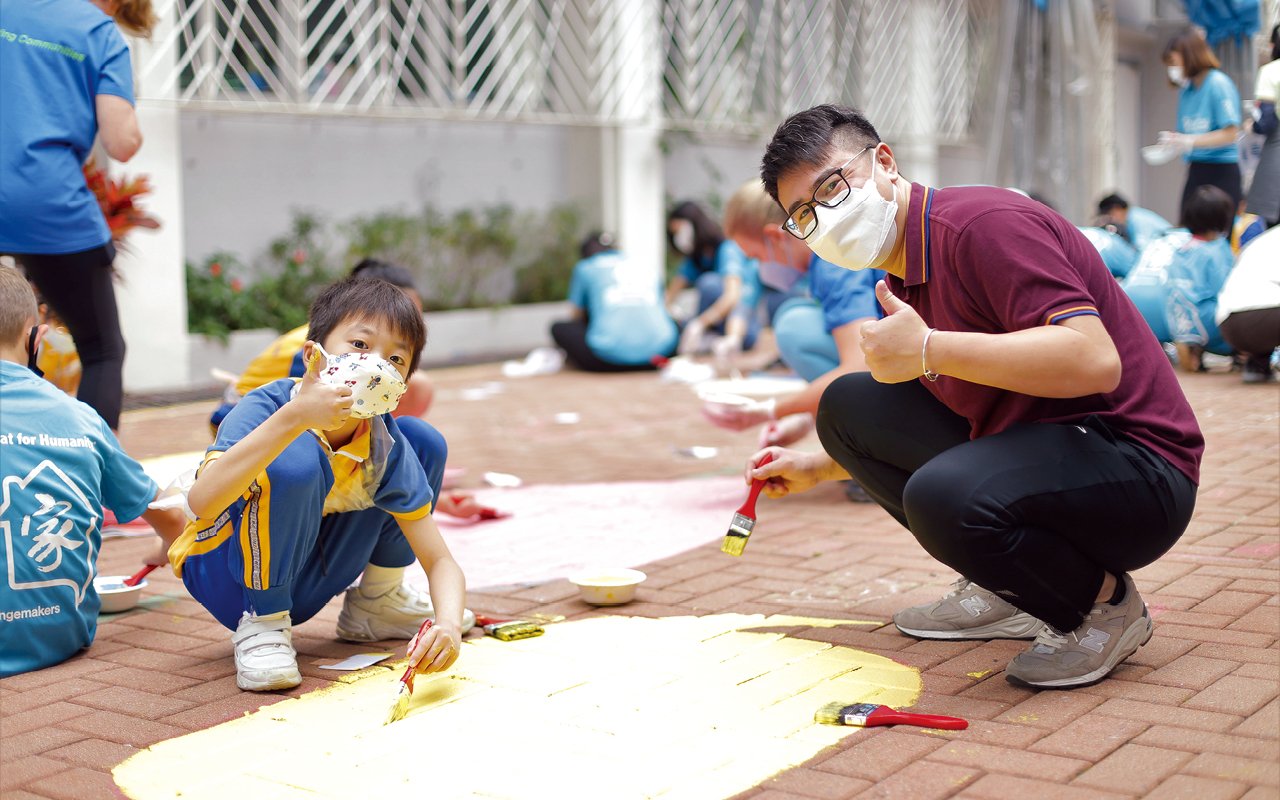 Last year, the English subject team also cooperated with the charity organization "Hong Kong Habitat for Humanity" to organize the "Colorful Campus Art Project", inviting 40 foreign and local volunteers to the school to work with the students in painting a 17-meter-long large-scale painting with "Value our variety" and "Strength with Actions" in the school's open square to express the school's teaching philosophy of cultivating students' diverse development and value education.
