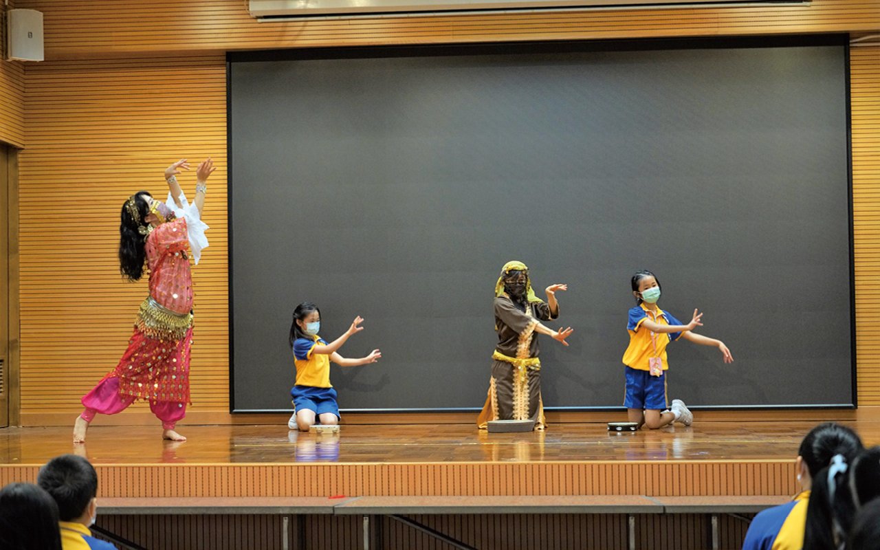 Last year, the English subject team also cooperated with the charity organization "Hong Kong Habitat for Humanity" to organize the "Colorful Campus Art Project", inviting 40 foreign and local volunteers to the school to work with the students in painting a 17-meter-long large-scale painting with "Value our variety" and "Strength with Actions" in the school's open square to express the school's teaching philosophy of cultivating students' diverse development and value education.