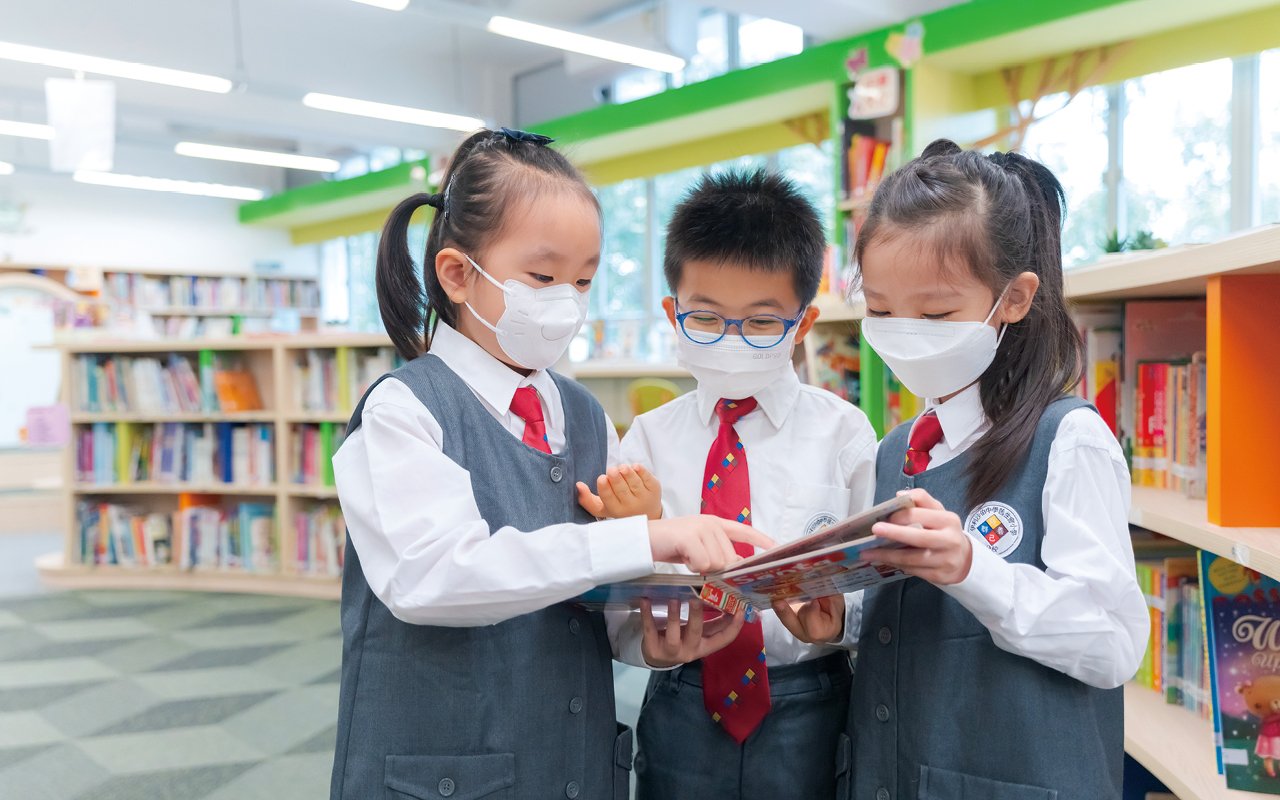 Effective English learning requires practice and application. Different positions are set up in the school to enable students to build confidence in listening and speaking English through activities and campus services.