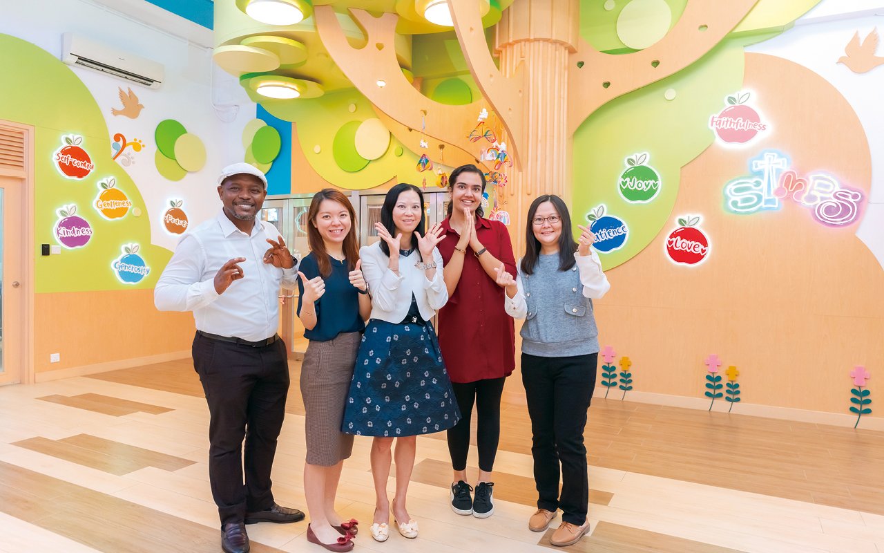 The school employs two foreign English teachers, who are responsible for designing and teaching reading classes in junior and senior primary schools respectively, encouraging students to read more to expand their horizons.