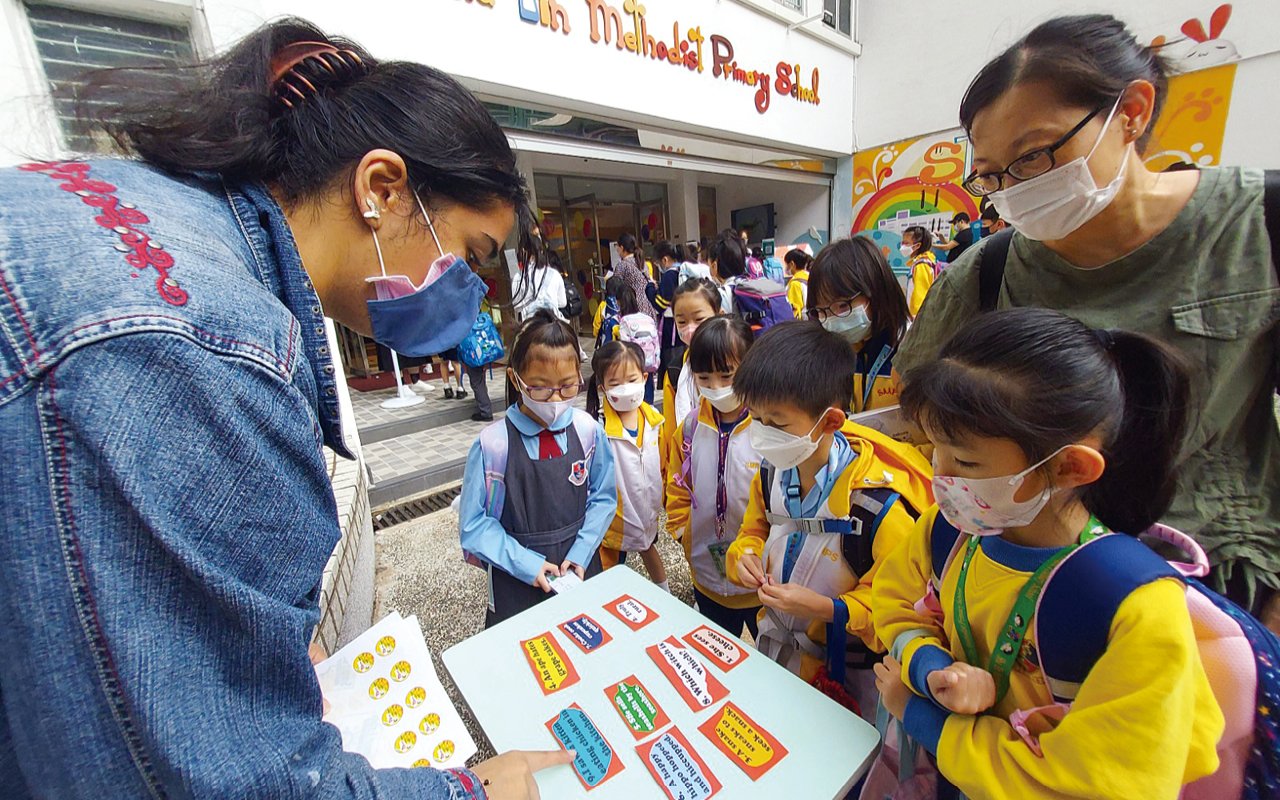 The school employs two foreign English teachers, who are responsible for designing and teaching reading classes in junior and senior primary schools respectively, encouraging students to read more to expand their horizons.