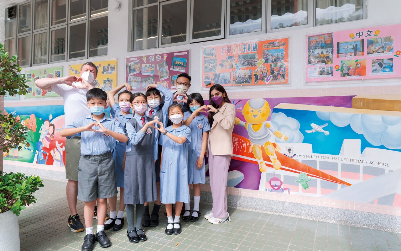 The school's first priority is to help students establish a solid foundation of biliteracy and trilingualism. On the one hand, it innovates the junior high school assessment system and creates a flexible and efficient learning model. On the other hand, it hires a number of foreign English teachers to deepen the English context in the school.