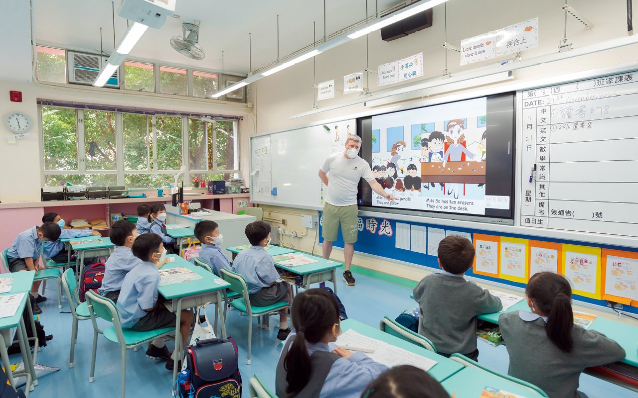 The optimized English courses are based on professional theories and are supplemented by the "Three Highs" teaching strategy to promote a "high participation, high interaction, and high interest" learning atmosphere and guide students to engage in class.