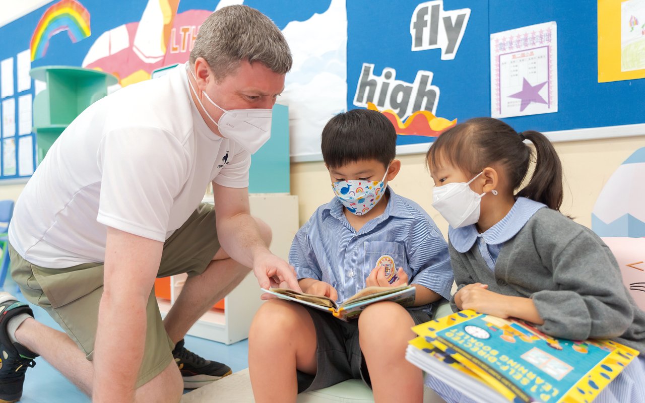 In order to improve students' enthusiasm for learning English, schools often create opportunities for students to use English in daily life.
