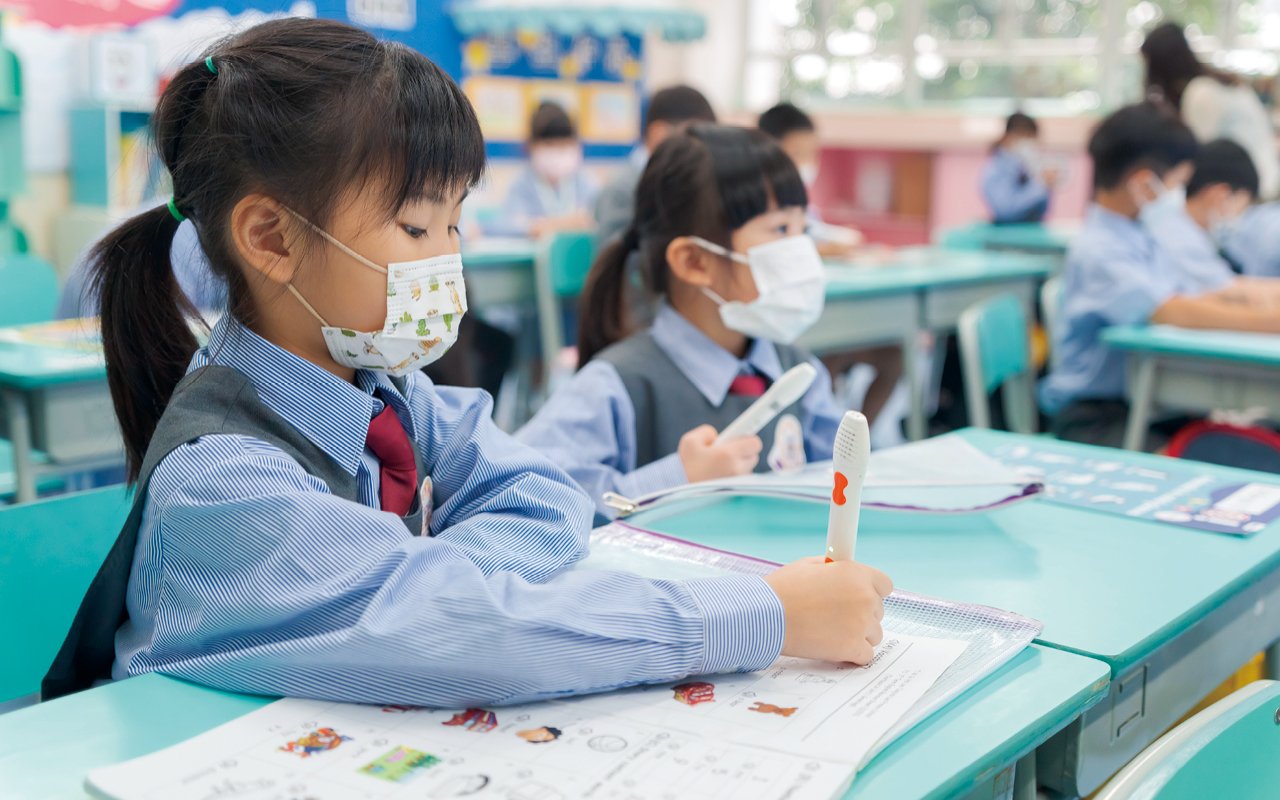 In order to improve students' enthusiasm for learning English, schools often create opportunities for students to use English in daily life.