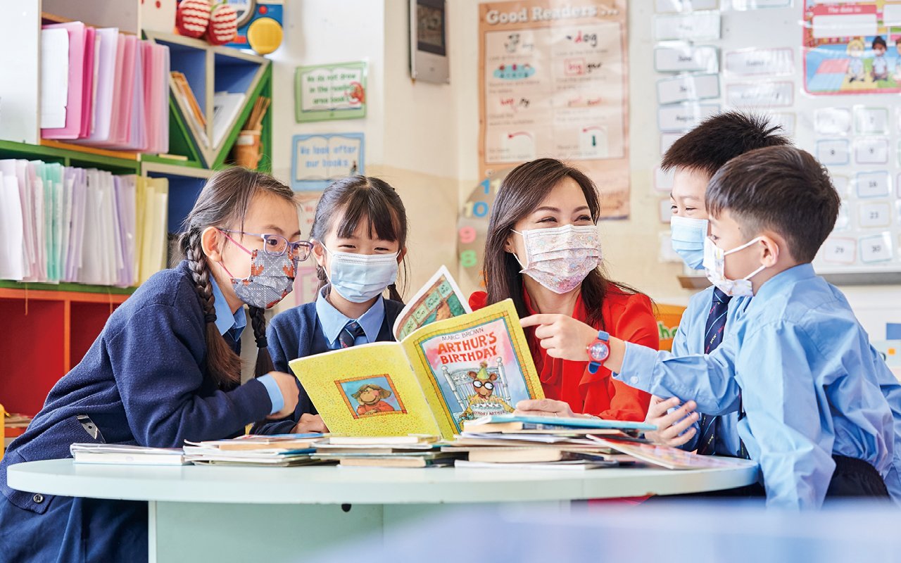Multimodal texts will be studied in class, and students are encouraged to use interdisciplinary English reading materials to explore in depth different world issues, such as the conservation of endangered animals, climate change and water resources, through group discussions, project studies and other collaborative forms, so as to enrich what they have learned, inspire thinking and build an international perspective.