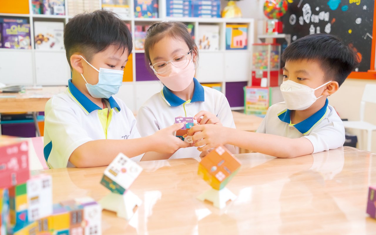 The school also carries out different connection experience courses for new students, such as "Fencing Experience Course for Kindergarten School Connection", "English Experience Course for Kindergarten School Connection", etc. In the form of activities, primary school freshmen can build a sense of belonging on campus, understand primary school subjects and classroom models, and accelerate their adaptation to campus life.