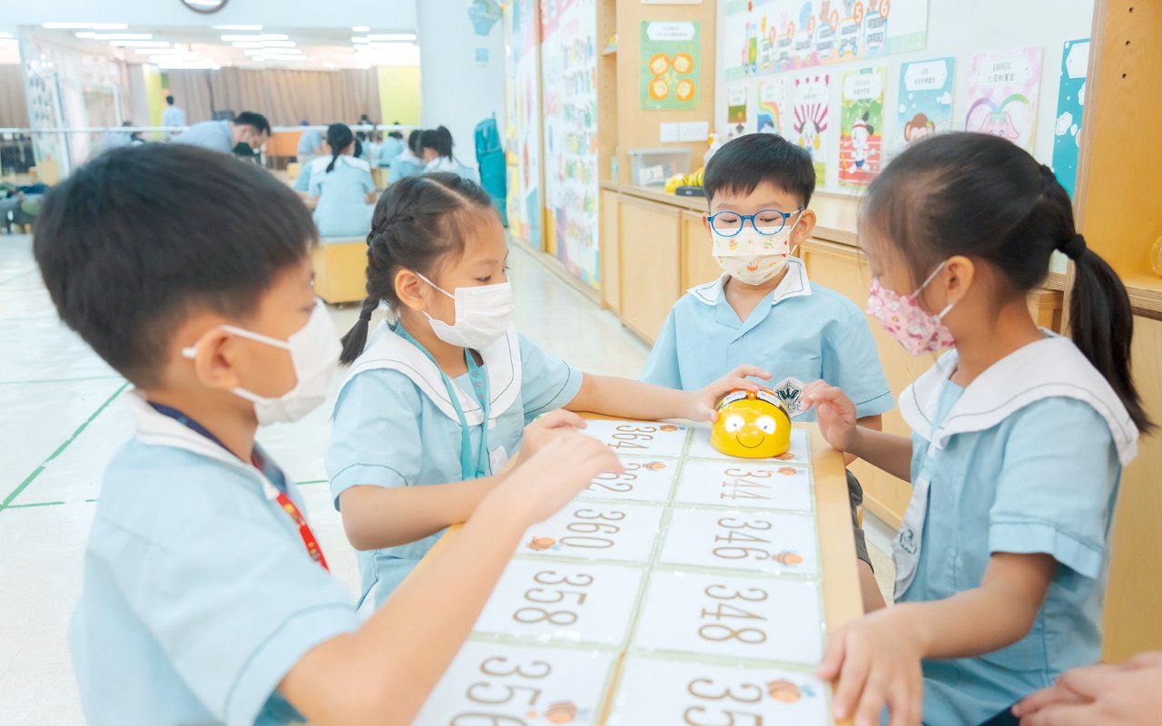 The school also carries out different connection experience courses for new students, such as "Fencing Experience Course for Kindergarten School Connection", "English Experience Course for Kindergarten School Connection", etc. In the form of activities, primary school freshmen can build a sense of belonging on campus, understand primary school subjects and classroom models, and accelerate their adaptation to campus life.