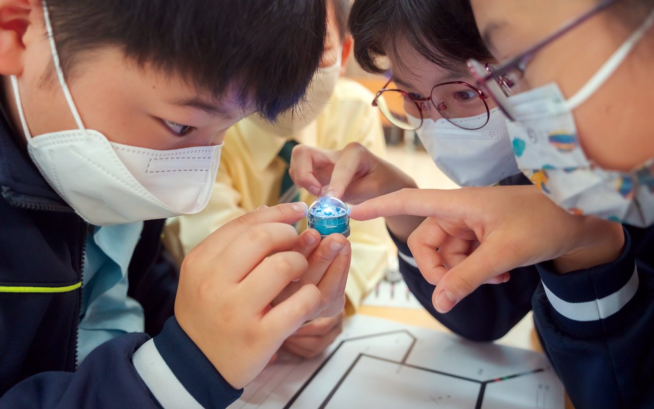 As a pioneer school in the development of STEAM teaching, the school has supported more than 20 schools in the past to implement technology education with its excellent technology teaching. When students learn new knowledge about innovation and technology, they will also integrate English learning. For example, when learning "electricity", teachers will teach students relevant English vocabulary and walk into power plants with students to observe the operation of turbines and experience the atmosphere of coal fields.