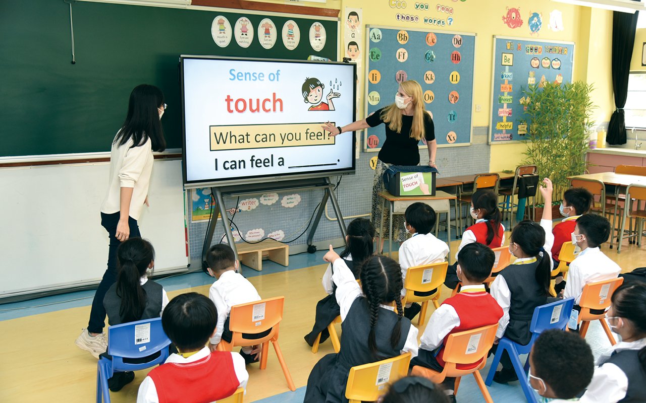 Principal Zheng emphasized: "Learning English is inseparable from listening, speaking, reading and writing. English courses are also based on this. Through the teaching of foreign English teachers, combined with electronic learning resources and interdisciplinary learning, we create a comprehensive English learning environment, inducing students to be eager to learn English and learn English well."