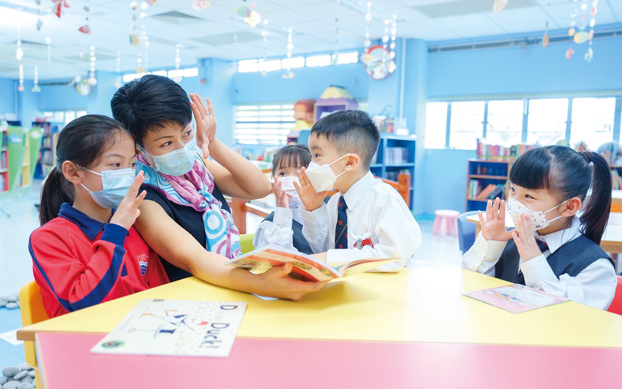 The school library will set up a "Theme Book Month" every year and launch interdisciplinary reading activities, such as cooperating with "English Reading Week" to exhibit and promote relevant books to promote reading in the school.