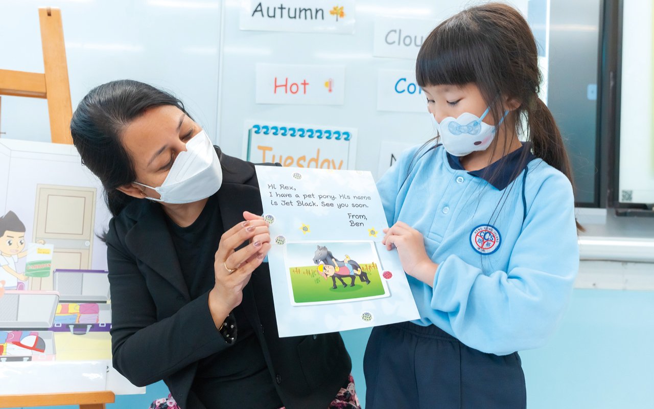 In addition to the rare hiring of 4 foreign English teachers, small class teaching is also used to create a more natural English-speaking learning environment for students.