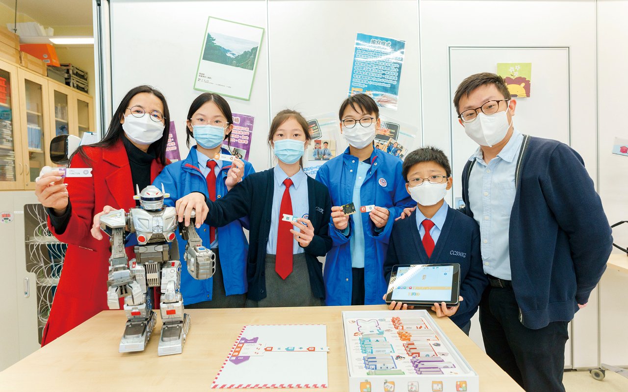 The school emphasizes that English learning lies in immersing yourself in a natural learning environment. It not only creates an English learning environment in the English classroom, but also cooperates with other subjects to bring the English context into it.