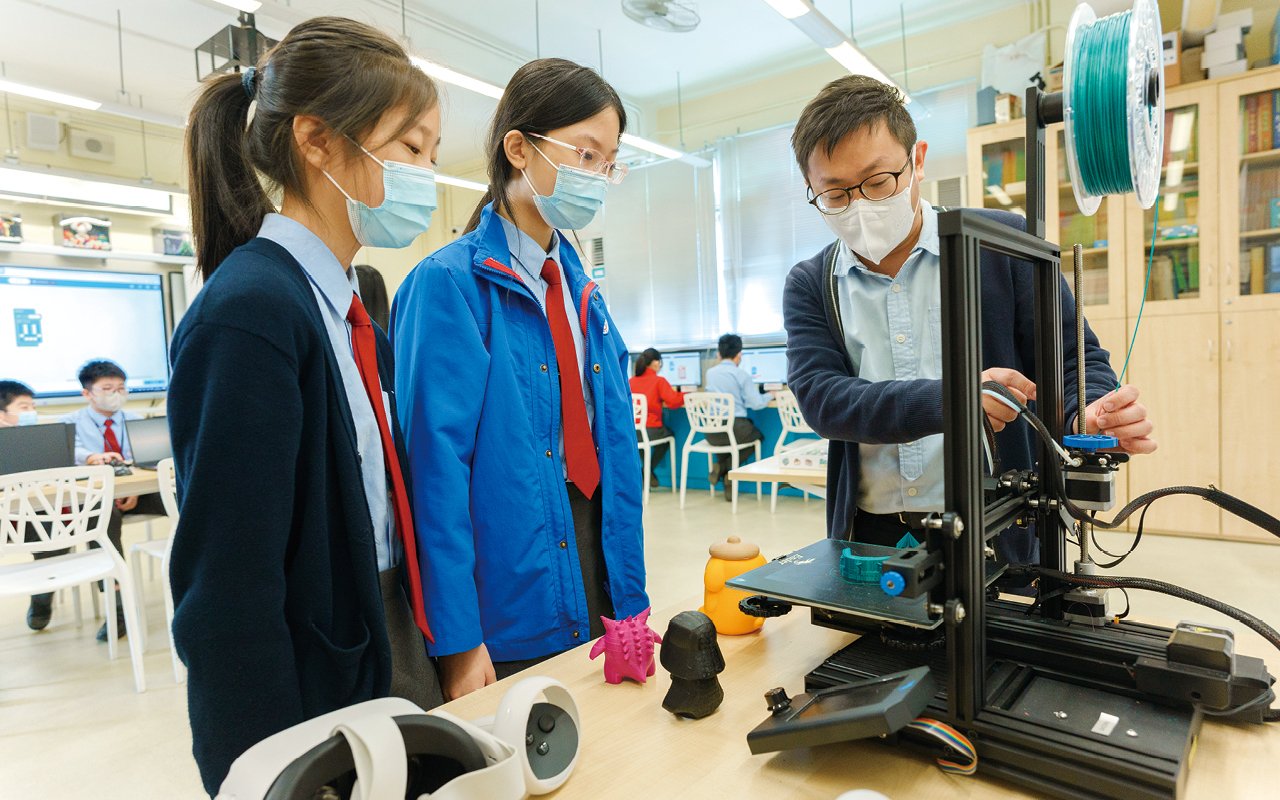 The school emphasizes that English learning lies in immersing yourself in a natural learning environment. It not only creates an English learning environment in the English classroom, but also cooperates with other subjects to bring the English context into it.