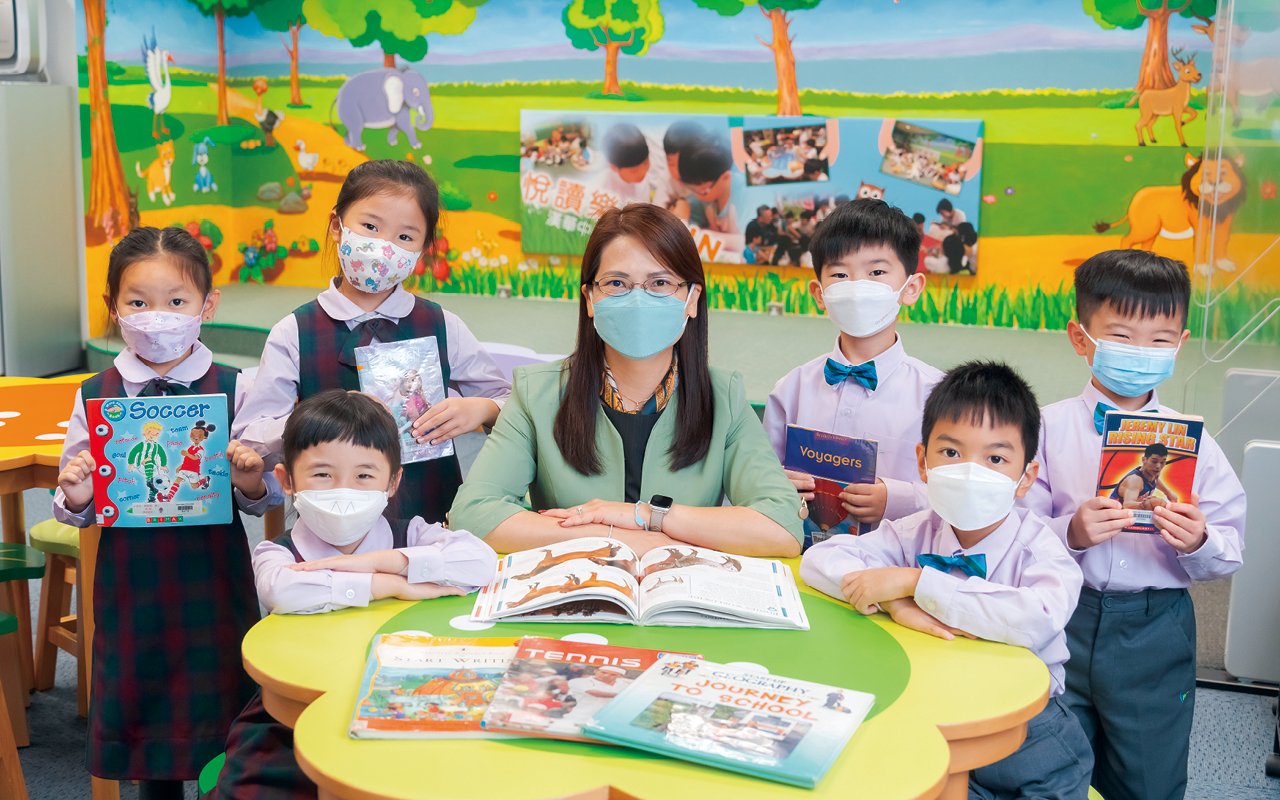 Vice Principal Ou Huishan, head of the primary school, leads the English subject team to promote school-based special courses and strives to create a natural and efficient English context, so that students can not only improve their subjects, but also improve their English skills, practice language and culture, and learn and apply them.