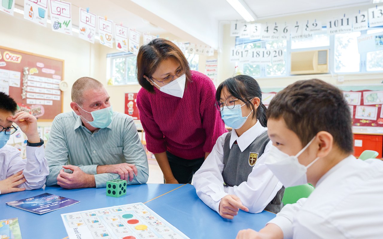 In addition to enriching students in the field of Phonics, the foreign teacher Ms.Pinky will also encourage students to invest in learning Language Arts and participate in writing new English poems, drama performances, etc., so as to increase the opportunities to use English and improve their own cultivation.