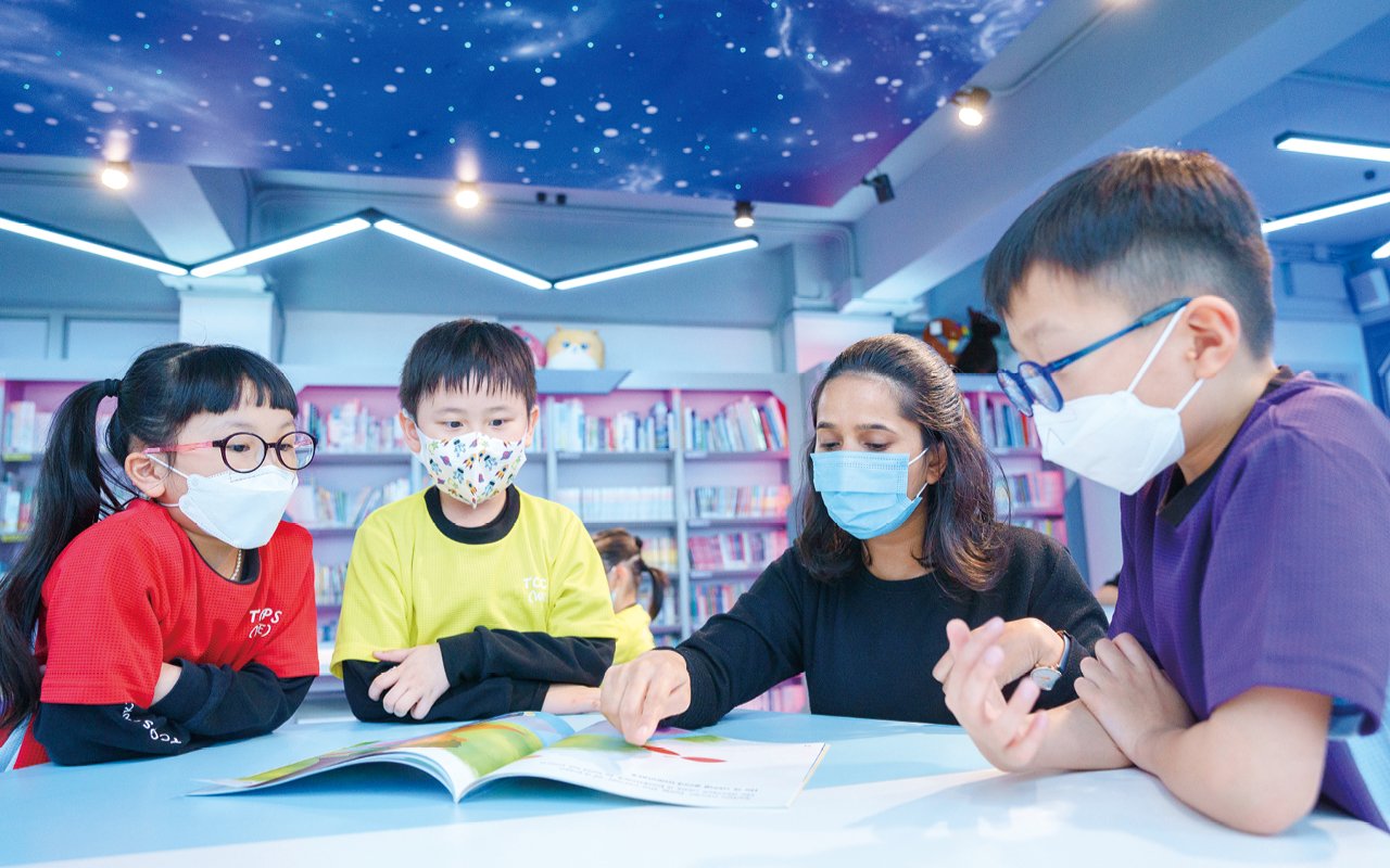 To effectively improve students' English proficiency, it is necessary to create a rich context for students. Therefore, the school hires an additional foreign teacher at its own expense to give students more opportunities to communicate with foreigners.