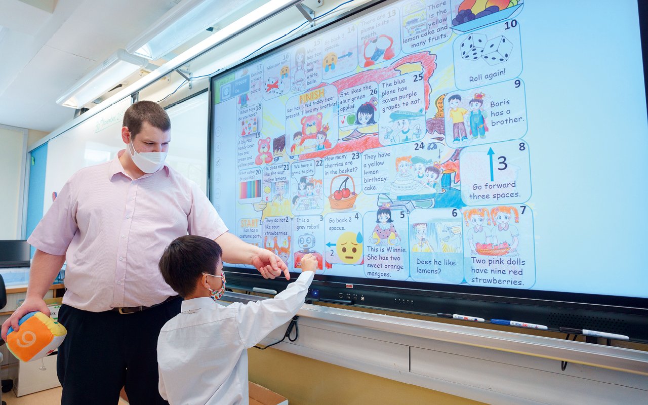 Principal Wu pointed out that in order to consolidate the English foundation of primary school freshmen, the training of English pinyin (Phonics) is particularly strengthened.
