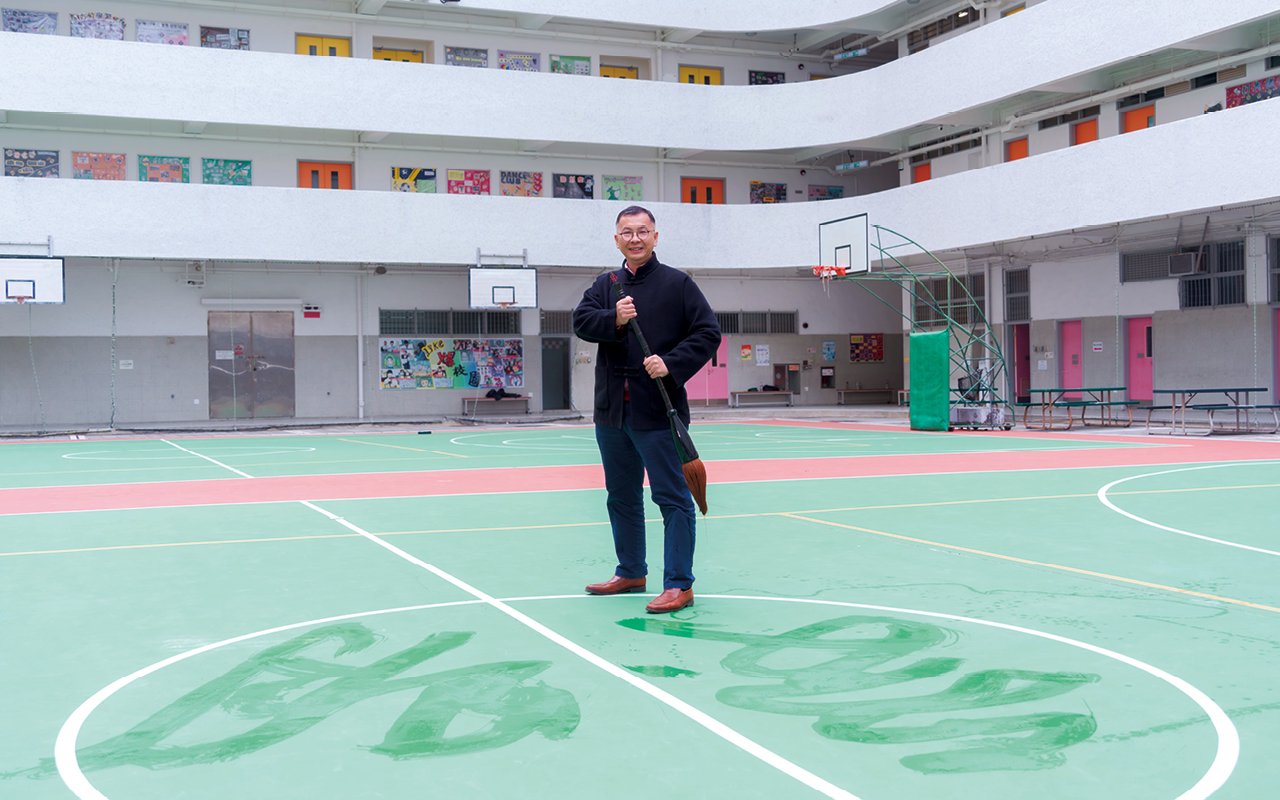 The school uses the names of Form 1 students as a pilot, based on the class list, and is written by the principal himself to serve as a model.