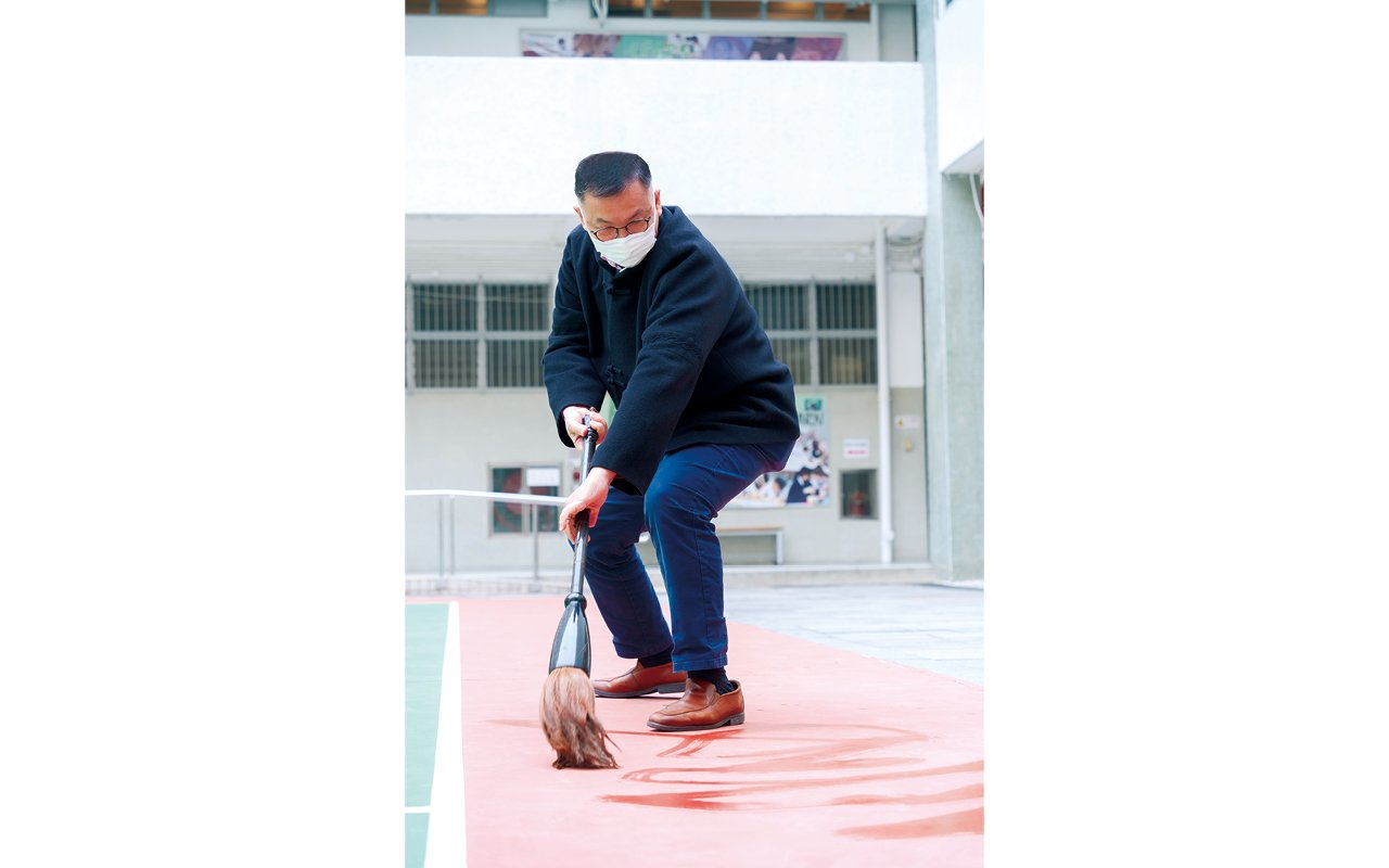 Principal Pang Yiu Kwan Handled the students’ personal name calligraphy exercises personally.