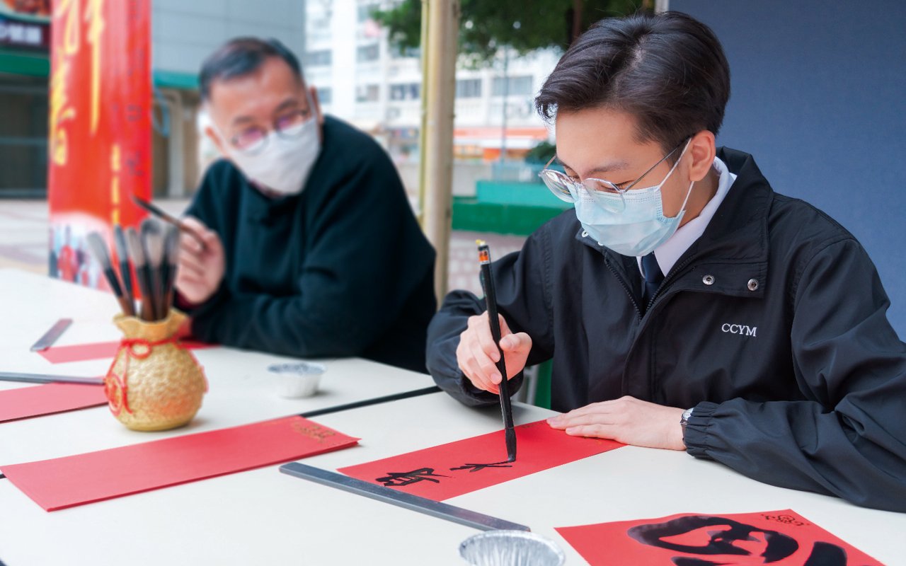 Like the principal, classmate Li Zhaofeng, who loves calligraphy and is a winner of many competitions, gave away Hui Chun in the community.