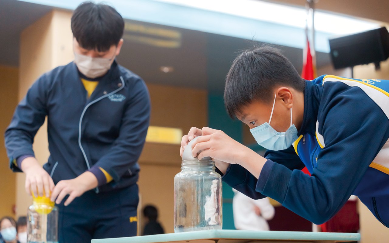Principal Mai leads the teaching team to deepen STEM courses and design interesting and lively learning activities to enable students to achieve holistic development and cultivate their ability to think independently and solve problems.