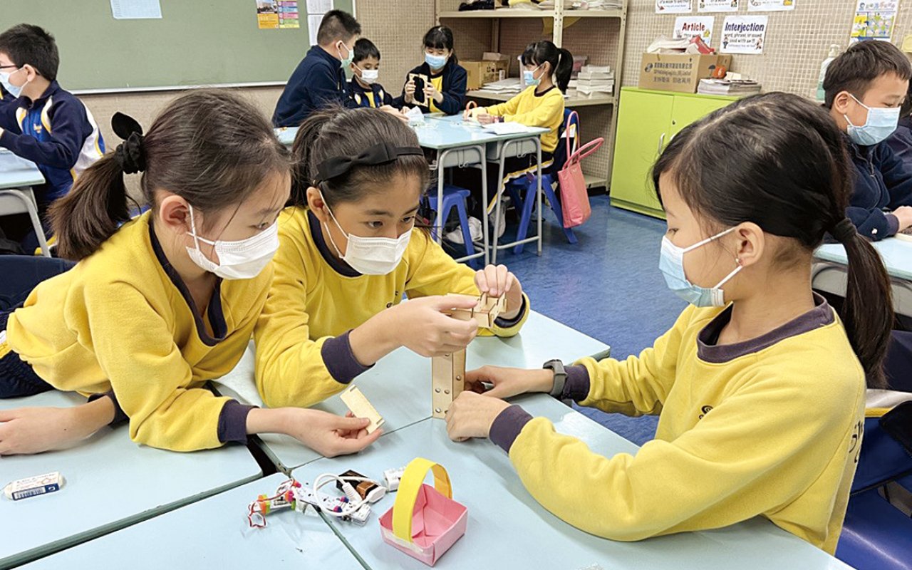 Principal Mai leads the teaching team to deepen STEM courses and design interesting and lively learning activities to enable students to achieve holistic development and cultivate their ability to think independently and solve problems.
