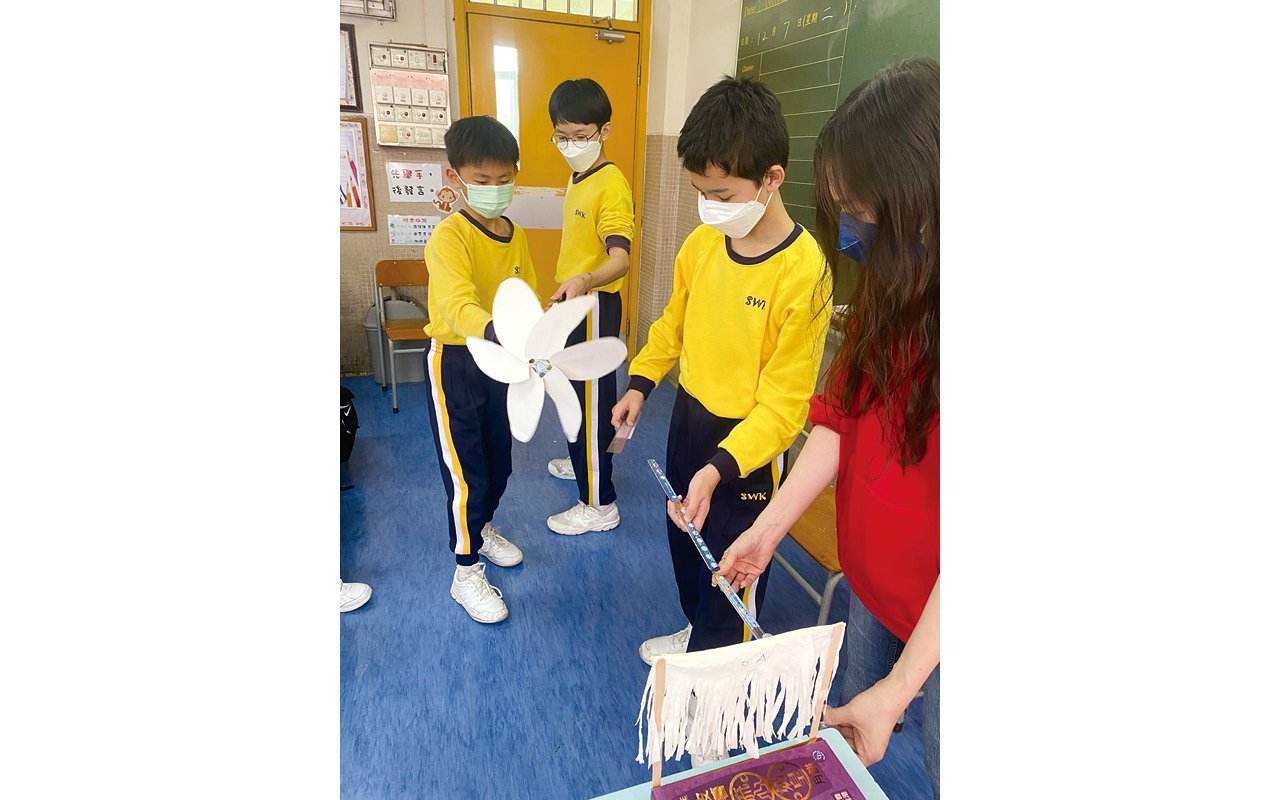 Principal Mai leads the teaching team to deepen STEM courses and design interesting and lively learning activities to enable students to achieve holistic development and cultivate their ability to think independently and solve problems.