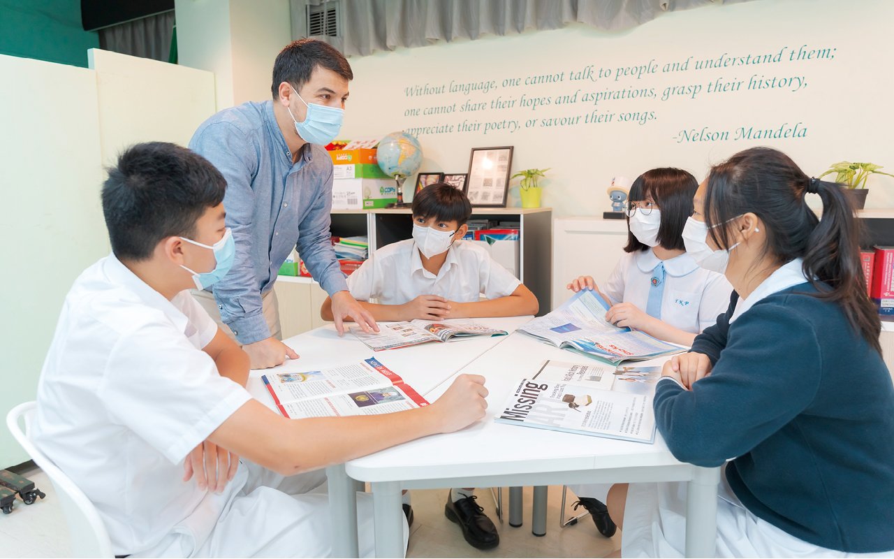 The school innovates the English school-based curriculum and adds layered worksheets
