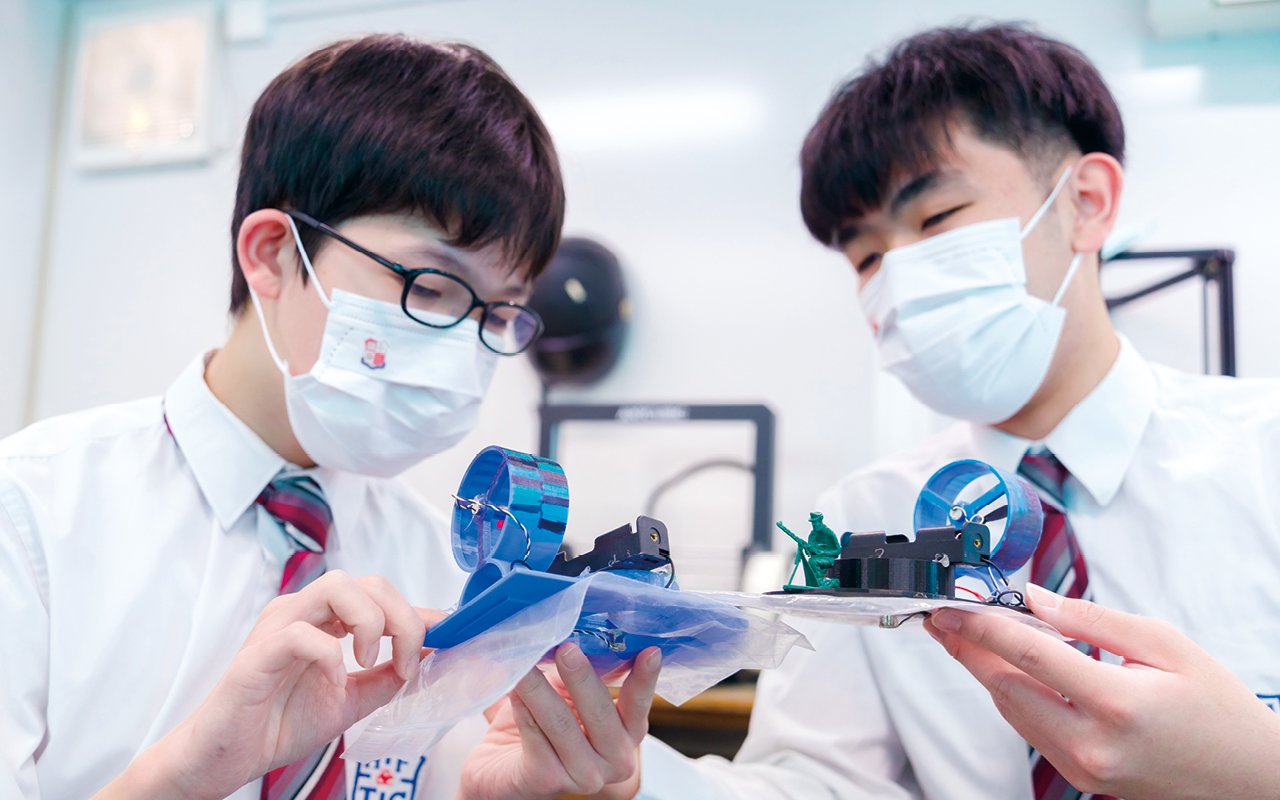 The school is full of a strong caring atmosphere. Teachers, students, parents and alumni all trust and help each other.