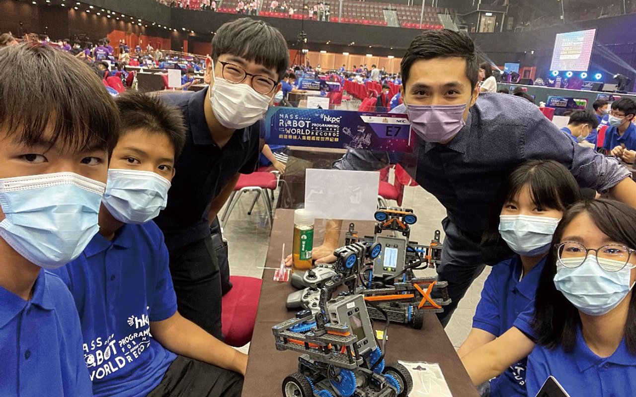Create a world record for collective programming of robots